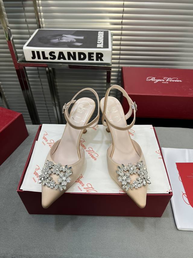 Roger Vivier Ss24 New Arrival Rv新品春夏方扣钻扣高跟鞋单鞋 鞋面材质 真丝缎面 银色是格利特 牛皮 内里 羊皮 鞋底 意大利进口