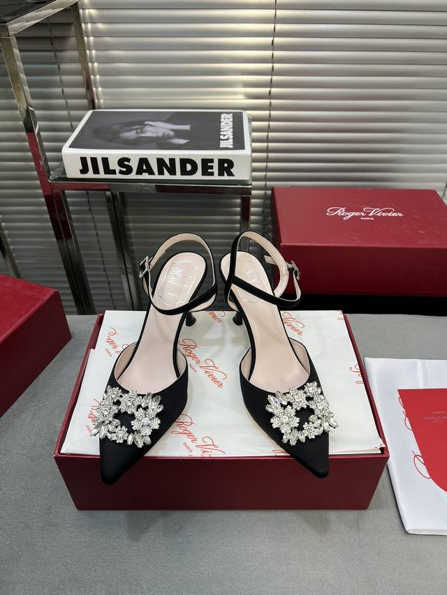 Roger Vivier Ss24 New Arrival Rv新品春夏方扣钻扣高跟鞋单鞋 鞋面材质 真丝缎面 银色是格利特 牛皮 内里 羊皮 鞋底 意大利进口