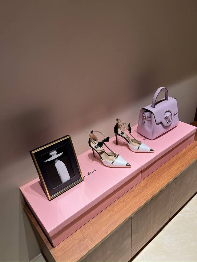 最高版出厂 一个轻奢品牌 Elisabetta Franchi Elisabetta Franchi绝美高跟时装秀场凉鞋 Elisabetta Franch是来