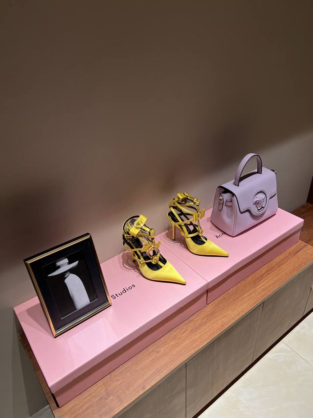 最高版出厂 2024米兰时装秀场同步更新 Versace美杜莎的完美诠释 很浓郁的意式风格搭配闪钻 脚背金色的品牌logo的装饰加持后空设计 太有味道了 尖头加