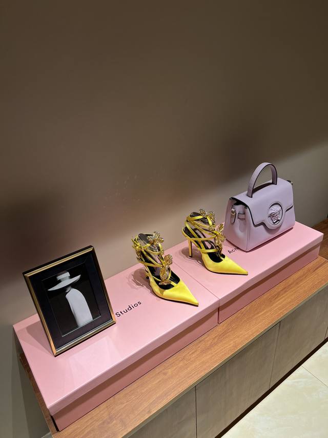 最高版出厂 2024米兰时装秀场同步更新 Versace美杜莎的完美诠释 很浓郁的意式风格搭配闪钻 脚背金色的品牌logo的装饰加持后空设计 太有味道了 尖头加