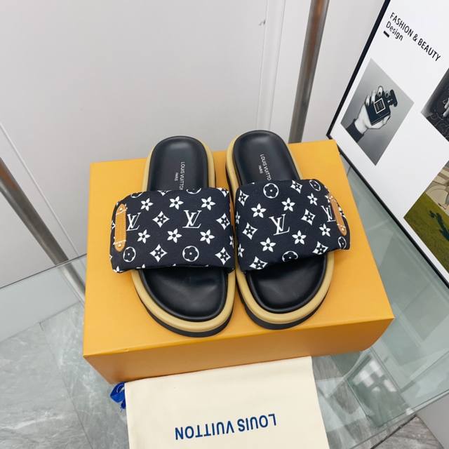 情侣款 Louis Vuitton 顶级版本最新走秀款平底拖鞋 香港原版购入一比一开模 本款sienna凉鞋为拉菲草刺绣lv字母和monogram花卉 与进口羊