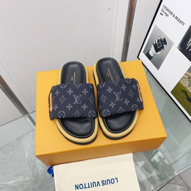 情侣款 Louis Vuitton 顶级版本最新走秀款平底拖鞋 香港原版购入一比一开模 本款sienna凉鞋为拉菲草刺绣lv字母和monogram花卉 与进口羊