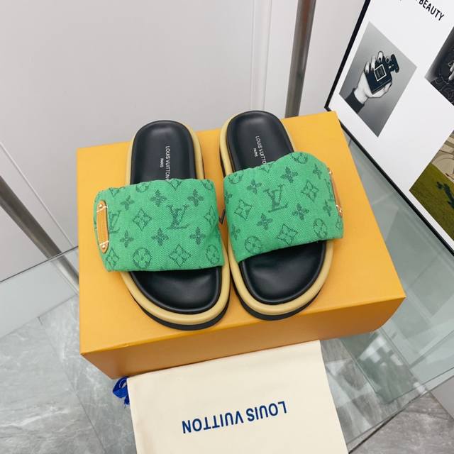 情侣款 Louis Vuitton 顶级版本最新走秀款平底拖鞋 香港原版购入一比一开模 本款sienna凉鞋为拉菲草刺绣lv字母和monogram花卉 与进口羊