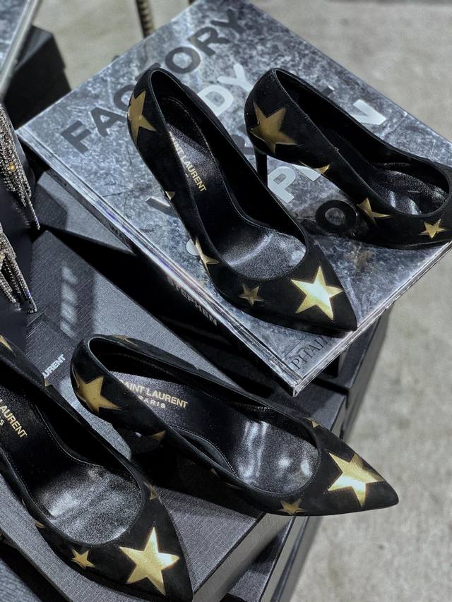 Yves Saint Laurent Anja系列 一体式细跟高跟鞋 . 环游遍了整个星系 找不到比你更亮的星星. ... __________________