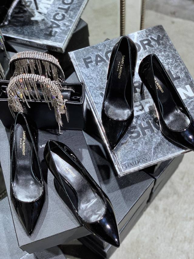 Yves Saint Laurent Anja系列 一体式细跟高跟鞋 . 环游遍了整个星系 找不到比你更亮的星星. ... __________________
