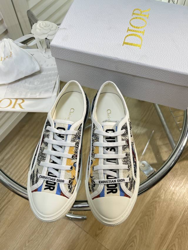 Dior 经典迪奥刺绣布鞋 顶级刺绣面料与市场普通面料有区别 意大利经典工艺全面上线网红媲美帆布鞋 鞋底边沿流畅自然 鞋底车线均匀 细致 套包工艺 垫脚下方垫牛