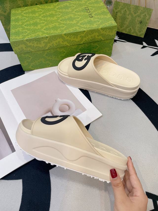Gucci古驰2022春夏最新爆款凉鞋松糕厚底拖鞋系列 欧式风格 上脚非常完美,穿搭上配此鞋 优雅大方 晶莹剔透 不同材质 肌理的表现 极具浓厚的艺术气息 面料