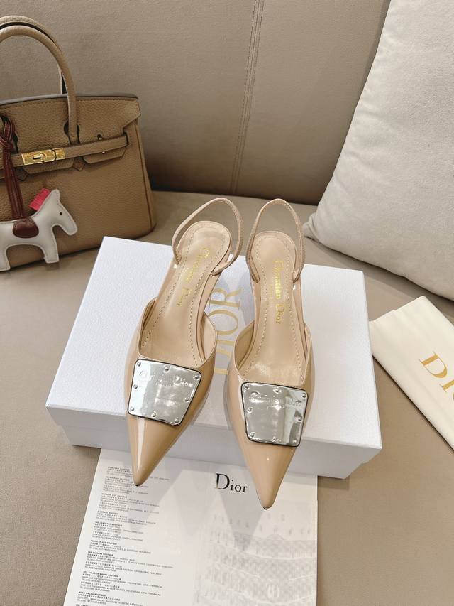 Dio*高跟鞋 重新诠释 La Parisienne系列 彰显时尚醒目的风范 黑色漆皮牛皮革鞋面搭配银色调牛皮革金属饰牌 打造镜面效果和paris 标志 优雅的