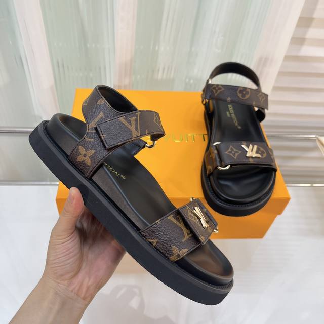 Louis Vuitton 路易威登女士2023新款凉鞋 Lv Sunset Comfort平底凉鞋以精致拉菲草鞋面道出手工艺格调 搭配韧性鞋垫和轻盈微型外底