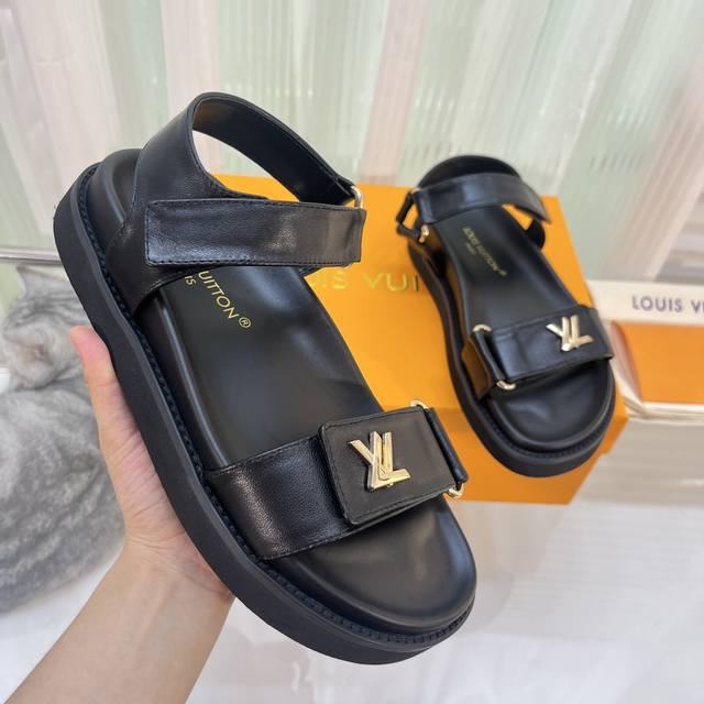 Louis Vuitton 路易威登女士2023新款凉鞋 Lv Sunset Comfort平底凉鞋以精致拉菲草鞋面道出手工艺格调 搭配韧性鞋垫和轻盈微型外底