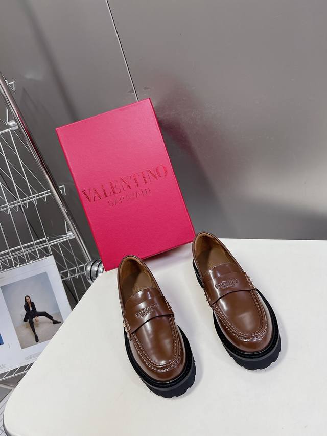 Valentino 华伦天奴2024 春夏新品v扣中性乐福鞋单鞋 Valentino Garavani 的经典 Roman Stud 系列以全新的诠释方式首发