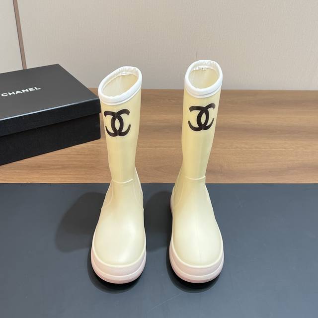 Chanel香奈儿 新款雨靴 水鞋小香真是一双绝绝子来的雨靴穿起来软乎乎的论搭配这就是ins博主人手一双的潮流单品 面料:原版开模tpu一体成型 内里:原版定制