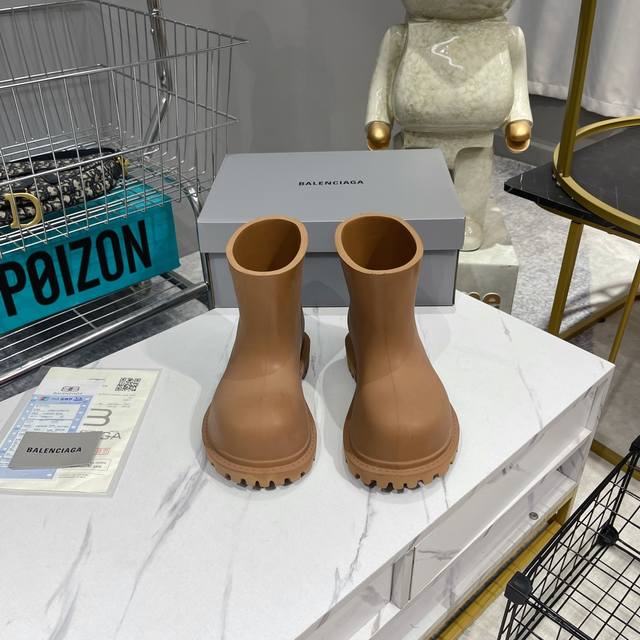 新款balenciaga 巴黎世家-雨鞋 是通过溢胶 抽真空热熔压合技术 展示了设计师 Demna 的运动鞋风格 用一双 雨鞋 传递复古感 后侧板 翘起的鞋头