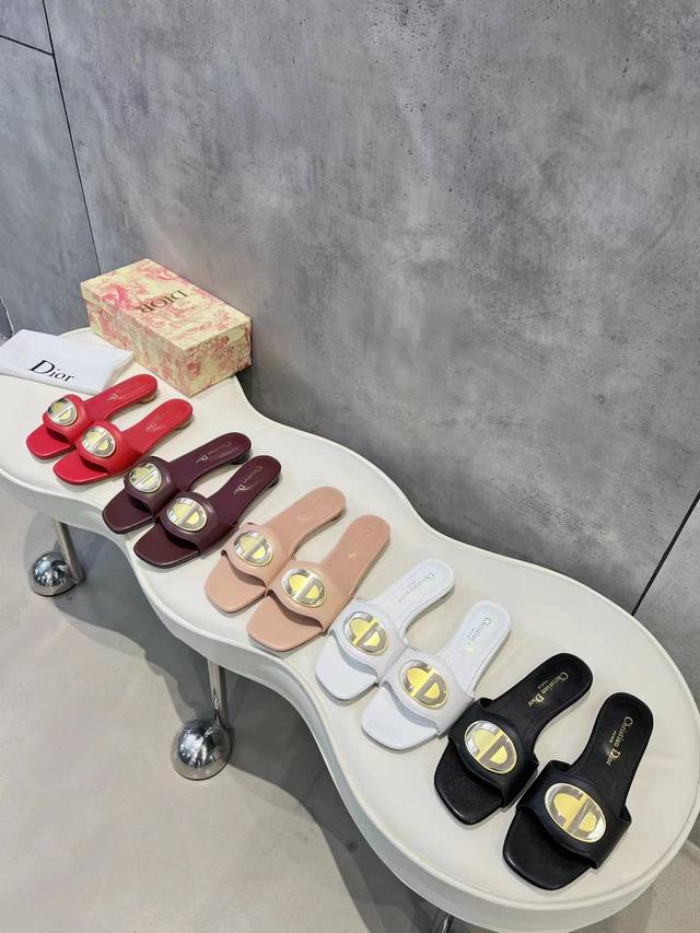 Dior字母拖鞋爆款 国内第一双原版巴黎人肉带回一比一开模..全网正确版本最快出货 出厂价 橡胶 真皮 5色可选 后面新色会陆续更新 欢迎爆单