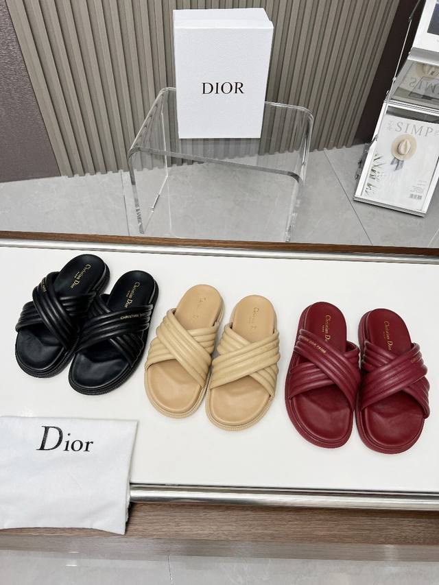 Dior字母拖鞋爆款 多个色可选 国内第一双原版巴黎人肉带回一比一开模..全网正确版本最快出货各个部位都是正品开模 拒绝看图做货 市场目前唯一正确版本 鞋面绵羊