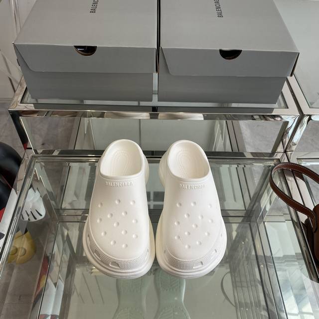 Balenciaga X Crocs拖鞋超舒适光腿穿 回头率满分增高效果和舒适感双赢 博主热门单品推送码数:35-40