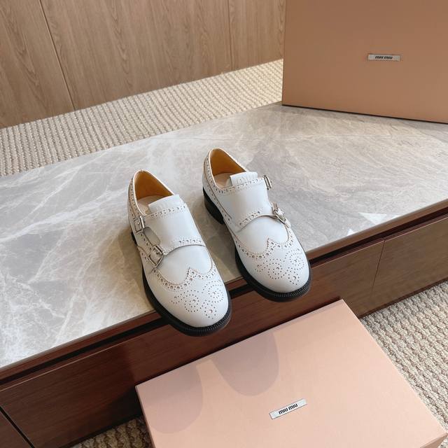 顶级版 Miu Miu 宣布携手鞋履品牌 Church S 呈现 2024春夏合作系列 将品牌传统的正装风范与 Miu Miu 品牌蕴藉的自由精神彼此融合 合作