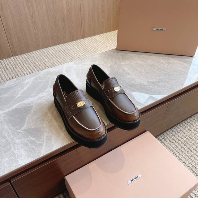 顶级版 Miu Miu 宣布携手鞋履品牌 Church S 呈现 2024春夏合作系列 将品牌传统的正装风范与 Miu Miu 品牌蕴藉的自由精神彼此融合 合作