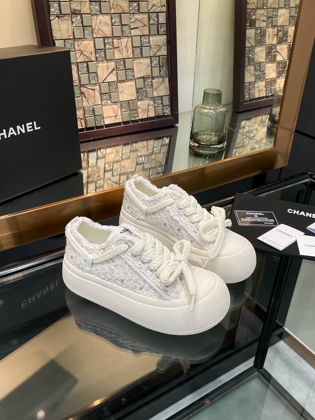 Chanel 香奈儿 最新厚底饼干鞋目前超级流行的饼干鞋 网红明星小红书狂追热推 发售蠢萌可爱的造型带了点复古味 造型特殊 很有辨识度 显瘦显腿长 绝对实力派