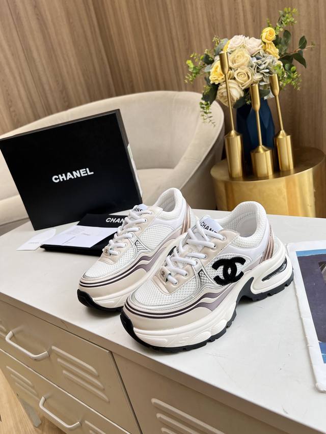 Chanel 香奈儿2023早春度假系列 最新款休闲运动鞋 银白 金白 银灰 黑红 无敌漂亮又好穿 非常轻便 内里也是超级软 超级舒服 鞋面透气设计 配色高级耐