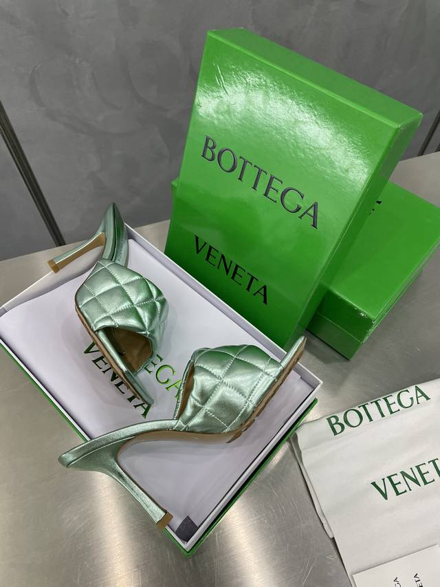 Bv 葆蝶家 新加金属小羊皮4色 深口拖鞋p 淡蓝金属 Bottega Venet 深口面包拖鞋继续延续 夸张的各种配色 必将影响穿搭界 各个明星 博主争相试穿