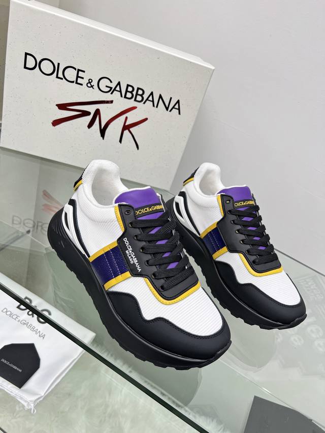 女.男 2024高端版本高质量原单品质 D0Lce & Gabbana 今年的主打款式 没有之一 超火超帅气的休闲鞋此款传承了d家一贯有点浮夸而不失时尚的风格