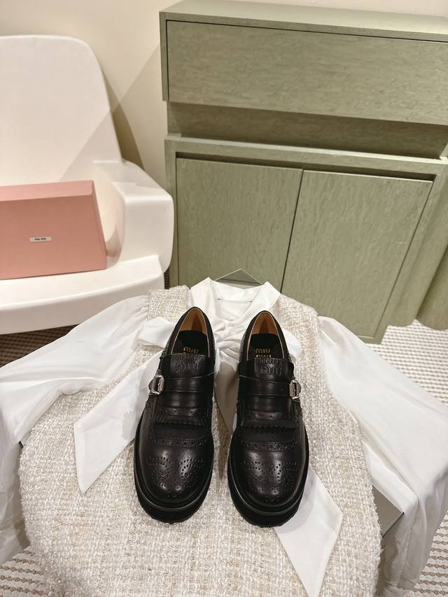 Miu Miu 宣布携手鞋履品牌 Church S 呈现春夏合作系列 将品牌传统的正装风范与 Miu Miu 品牌蕴藉的自由精神彼此融合 合作系列发布之际 一系