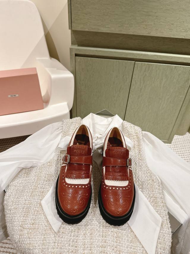 Miu Miu 宣布携手鞋履品牌 Church S 呈现春夏合作系列 将品牌传统的正装风范与 Miu Miu 品牌蕴藉的自由精神彼此融合 合作系列发布之际 一系