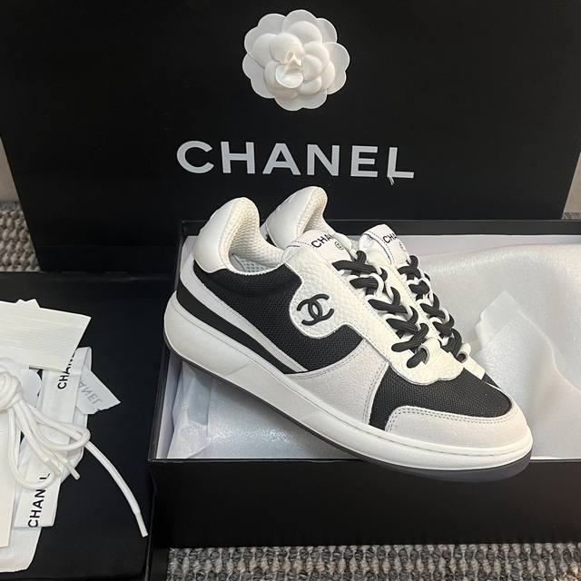 Chanel 23C早春上新 工厂价 运动鞋各大平台热卖单品 也是网红达人穿搭首选小香整个系列已全面升级 鞋面增加更多时尚元素 鞋面用料拼接鞋面 牛皮+磨砂皮+