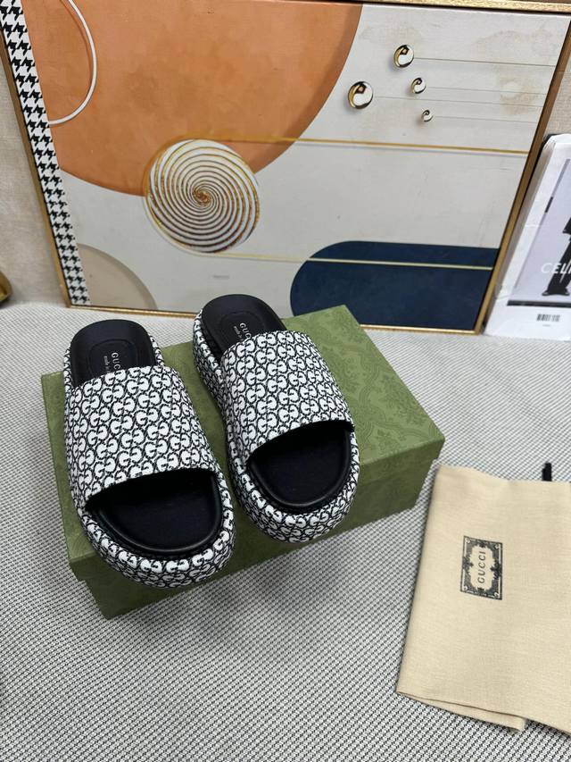 原单品质gucci Summer最新限量厚底拖鞋 顶级品质发售 购入正品开发 原版特殊印刷工艺印花 内里羊皮 配合意大利私模大底 整双鞋子行云流水 技术过硬 材