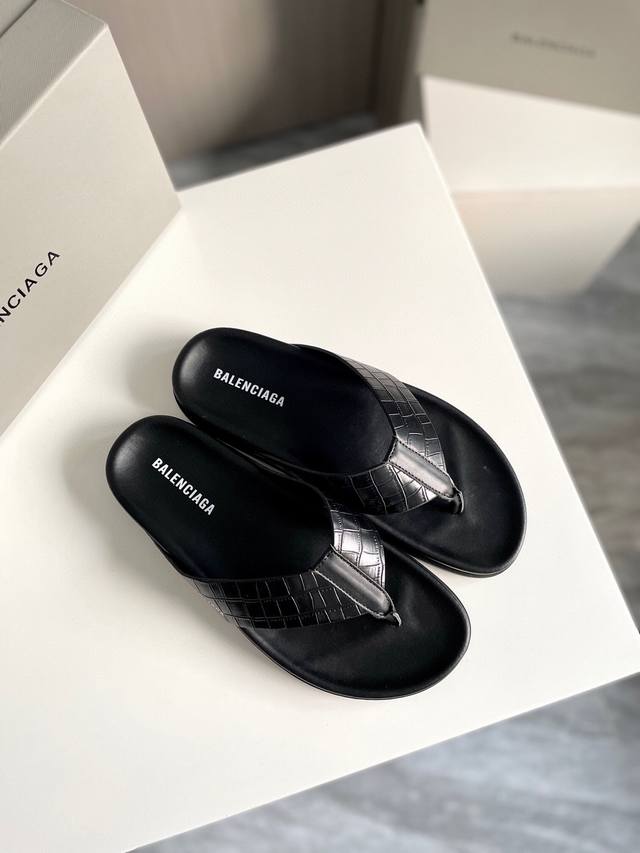 品牌 Balenciaga 巴黎世家 描述 最新款男士拖鞋时尚主打潮流 百搭爆款 简单不失品味 潮人必备 散发时尚休闲气息 时尚就在脚下 自信满满 专柜同款夏季