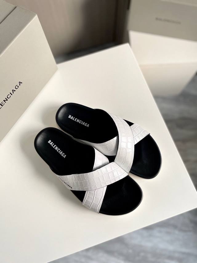 品牌 Balenciaga 巴黎世家 描述 最新款男士拖鞋时尚主打潮流 百搭爆款 简单不失品味 潮人必备 散发时尚休闲气息 时尚就在脚下 自信满满 专柜同款夏季
