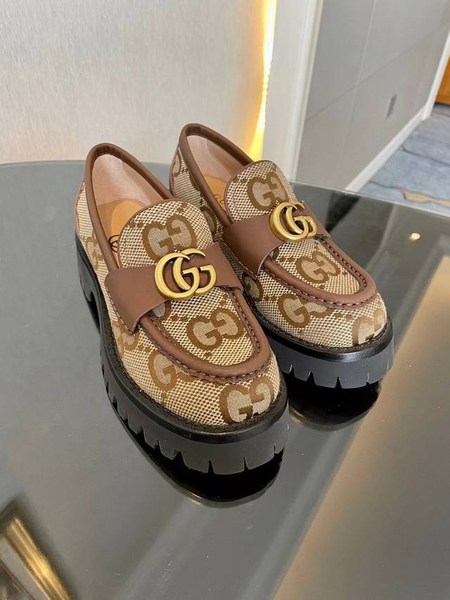 Gucci #Ss23.New新款乐福鞋 G家2023专柜都买不到的系列 一鞋难求 开边珠亮光鞋面搭配双g皮logo非常的高级洋气 又是一款百搭好看又难得的好鞋