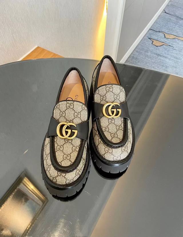 Gucci #Ss23.New新款乐福鞋 G家2023专柜都买不到的系列 一鞋难求 开边珠亮光鞋面搭配双g皮logo非常的高级洋气 又是一款百搭好看又难得的好鞋