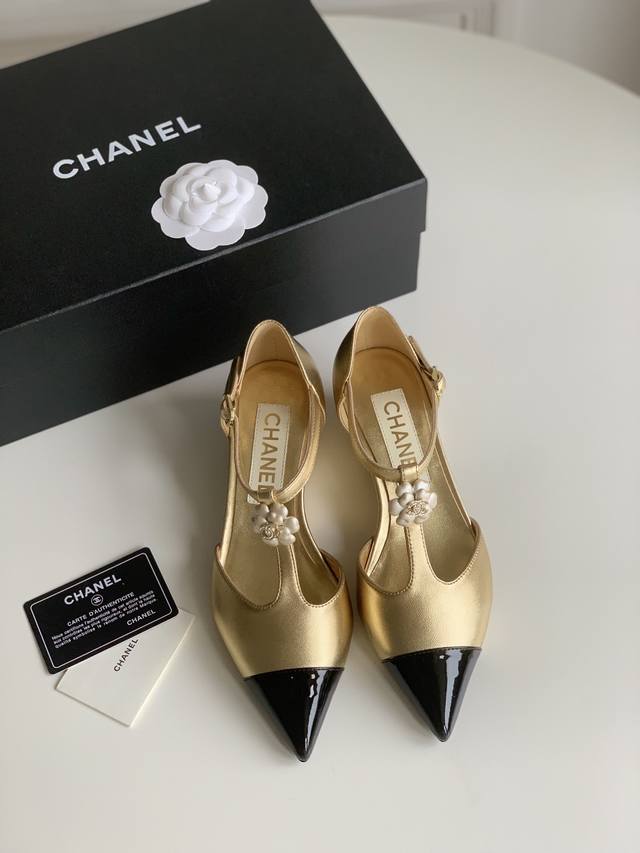 Chanel 2024C早春新款凉鞋 这一季小爆款 经典配色完美搭配 醒目而不浮夸的设计 日常穿搭超酷 鞋面牛漆皮 内里羊皮 真皮大底 Size:35-40