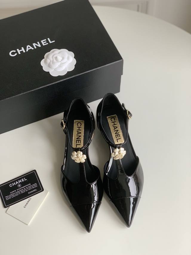 Chanel 2024C早春新款凉鞋 这一季小爆款 经典配色完美搭配 醒目而不浮夸的设计 日常穿搭超酷 鞋面牛漆皮 内里羊皮 真皮大底 Size:35-40