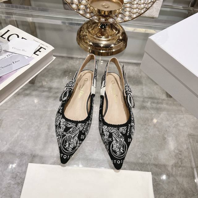顶级版本 Dior迪奥 2024新季镂空雕花玛丽珍尖头单鞋 新款spectadior 芭蕾高跟鞋于发布秀精彩亮相 重新诠释经典的玛丽珍鞋 彰显高雅时尚的风格 提