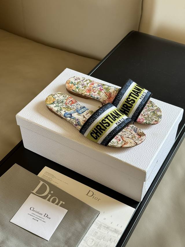 顶级品质 Dior Ss24 New Arrival Cd家经典刺绣拖鞋经典色+24新配色 精工立体刺绣 内里羊皮 鞋底牛皮 春夏必备的决绝子单品 Size 3