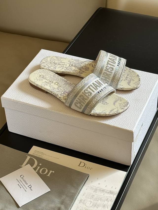 顶级品质 Dior Ss24 New Arrival Cd家经典刺绣拖鞋经典色+24新配色 精工立体刺绣 内里羊皮 鞋底牛皮 春夏必备的决绝子单品 Size 3