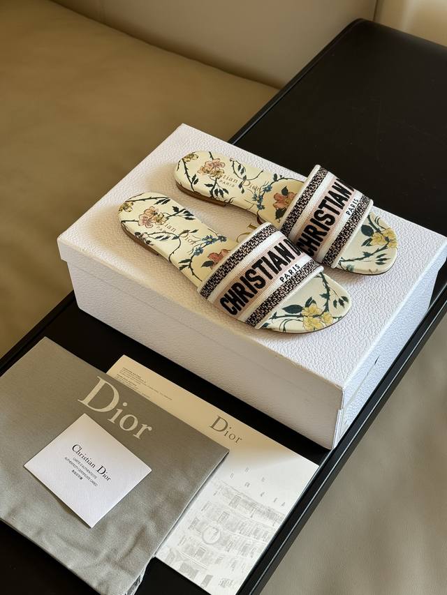 顶级品质 Dior Ss24 New Arrival Cd家经典刺绣拖鞋经典色+24新配色 精工立体刺绣 内里羊皮 鞋底牛皮 春夏必备的决绝子单品 Size 3