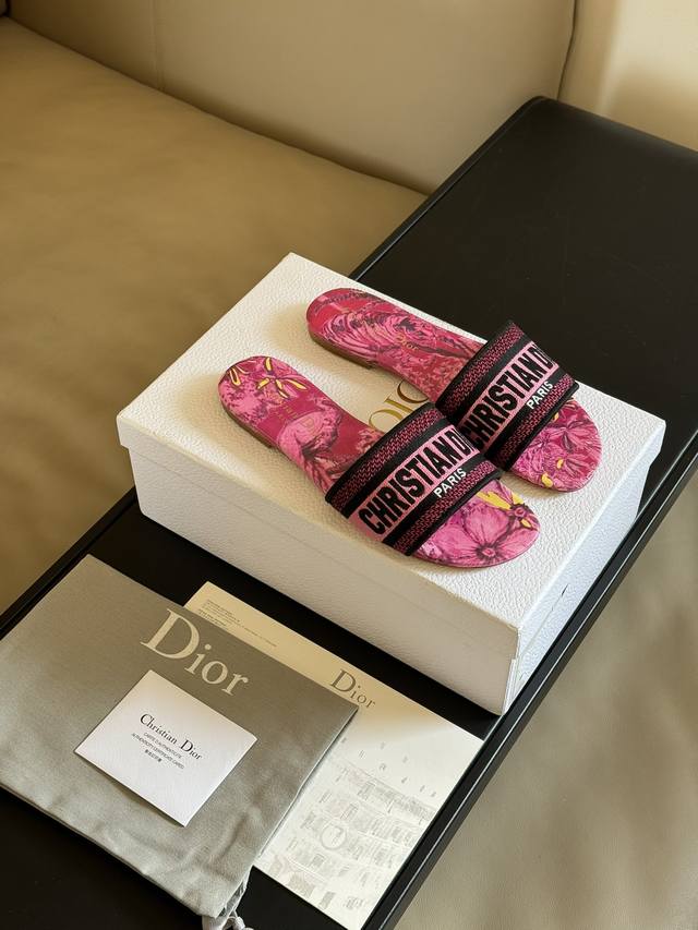 顶级品质 Dior Ss24 New Arrival Cd家经典刺绣拖鞋经典色+24新配色 精工立体刺绣 内里羊皮 鞋底牛皮 春夏必备的决绝子单品 Size 3