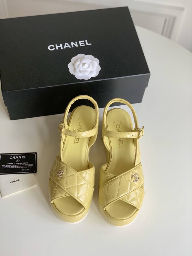 Chanel 24A秀款厚底防水台凉鞋 质感满满的油蜡皮 防水台4Cm 后跟12Cm 上脚后很稳 穿上立马两米八 内里垫脚羊皮 原版大底 Size:35-40