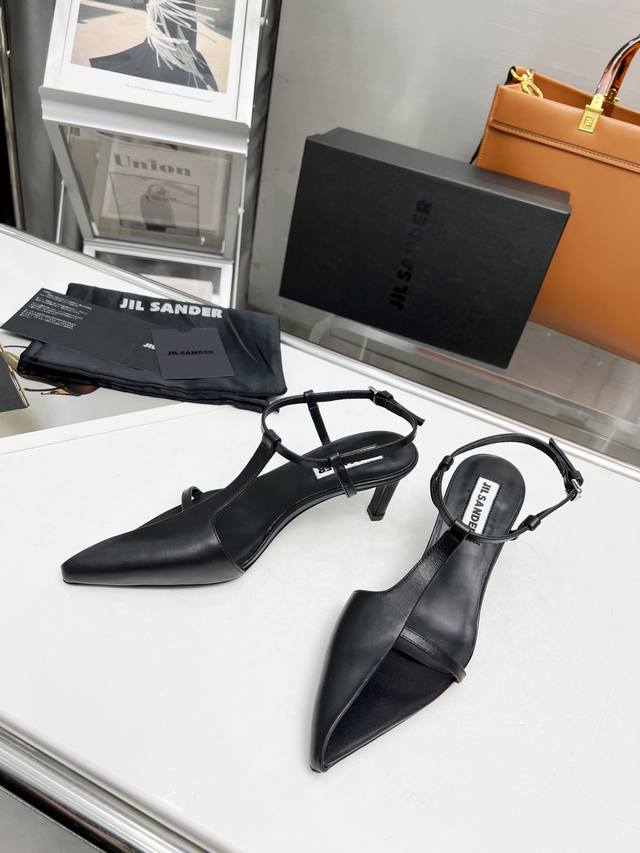Jil Sander 2023新款吉尔 桑达半包头凉鞋 越看越好看的一款鞋 独特的半包头设计一如即往简约而不失时尚潮流感 满满的复古风 独特帅气 夏天必备单品