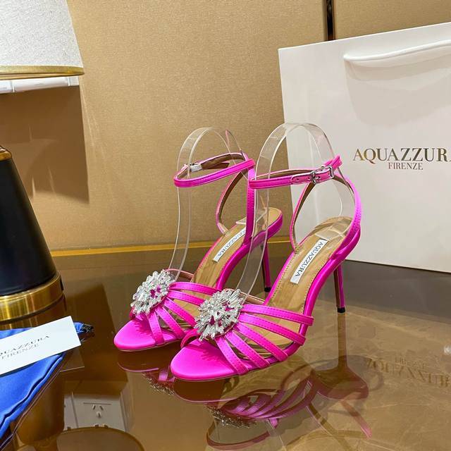 菠萝 Aquazzura 独家新款春夏最新款 菠萝 高跟鞋 面料采用原版定制真丝制成 饰有闪闪发光的施华洛奇水钻 10.5Cm鞋跟 适合派对的设计适用各种套裙