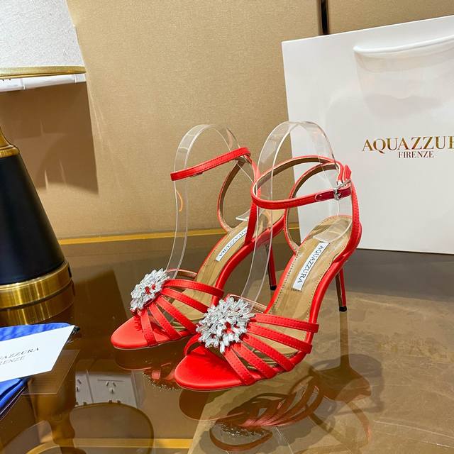 菠萝 Aquazzura 独家新款春夏最新款 菠萝 高跟鞋 面料采用原版定制真丝制成 饰有闪闪发光的施华洛奇水钻 10.5Cm鞋跟 适合派对的设计适用各种套裙