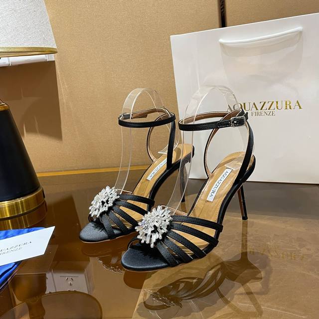 菠萝 Aquazzura 独家新款春夏最新款 菠萝 高跟鞋 面料采用原版定制真丝制成 饰有闪闪发光的施华洛奇水钻 10.5Cm鞋跟 适合派对的设计适用各种套裙