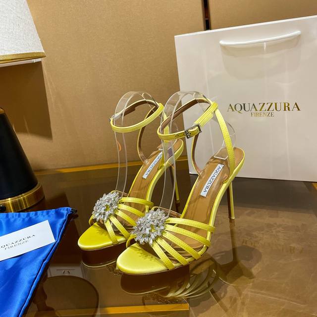 菠萝 Aquazzura 独家新款春夏最新款 菠萝 高跟鞋 面料采用原版定制真丝制成 饰有闪闪发光的施华洛奇水钻 10.5Cm鞋跟 适合派对的设计适用各种套裙