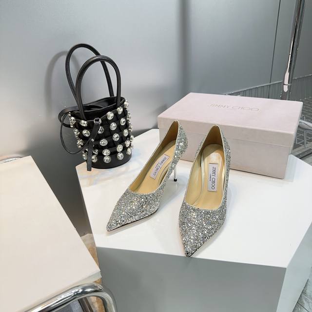 高品质出厂 顶级品质经典 Jimmy Choo24春夏新款格力特亮片高跟鞋简约的线条勾勒出曼妙身姿 光影流连之间 展现无限魅力 温柔与浪漫尽显 在人群中更加闪耀