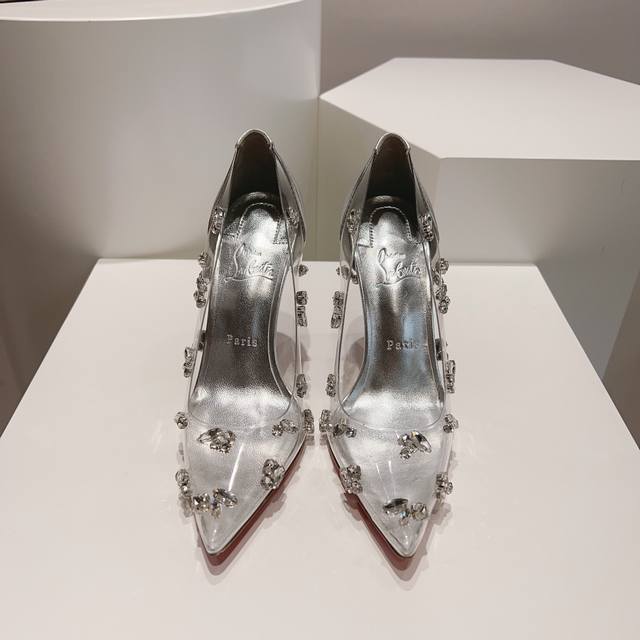 顶级版 原版盒 礼品盒 Christian Louboutin 2023S原版做货重工cl 经典degraqueen水晶高跟鞋 鞋面 采用透明的pvc鞋面搭配最